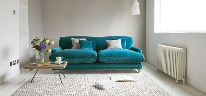 Wie man ein türkisfarbenes Sofa im Innenraum des Raumes benutzt (28 Fotos)
