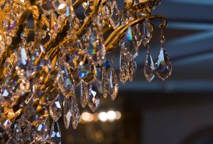 Hvordan du enkelt vasker lysekronen med egne hender: tips om husmødre