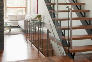 La conception de l'escalier au deuxième étage à l'intérieur d'une maison de campagne (50 photos): options de décoration et de design