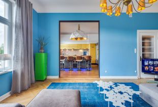 Zilas viesistabas interjers (129 foto): skaisti krāsu salikumu piemēri