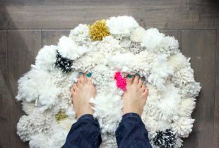Rug from pompons: original comfort with your own hands (24 photos)