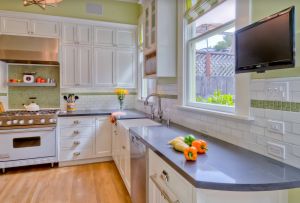 TV i køkkenet (50 fotos): hvordan man vælger og hvor man skal hænge