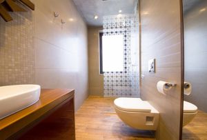 Etterbehandling av et bad med paneler: installasjonsfunksjoner