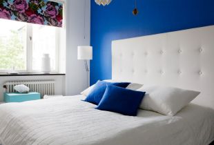 Μπλε κρεβατοκάμαρα (50 φωτογραφίες): όμορφο εσωτερικό σχέδιο
