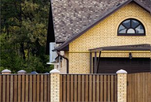 Fence with brick pillars: impregnable fortress or design course (20 photos)