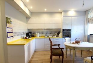 Σχεδιασμός λευκής κουζίνας (21 φωτογραφίες): επέκταση του χώρου και δημιουργία άνεσης