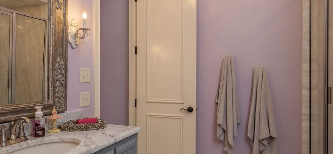A fürdőszobához való ajtók: variációk (27 kép)