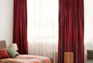 Røde gardiner i hjemmet - et utvalg av lidenskapelig natur (24 bilder)