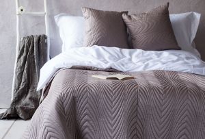 Bedspreads for a bedroom: a beautiful packing of a bed (27 photos)