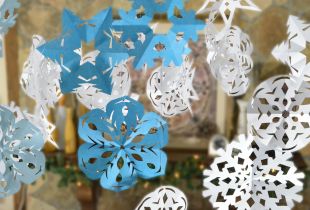 Νιφάδες χιονιού από χαρτί: διακόσμηση δαντέλας για το εσωτερικό της Πρωτοχρονιάς (62 φωτογραφίες)