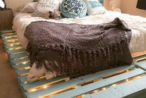 En seng med paller med baggrundsbelysning: usædvanlige møbler gør-det-selv (25 fotos)