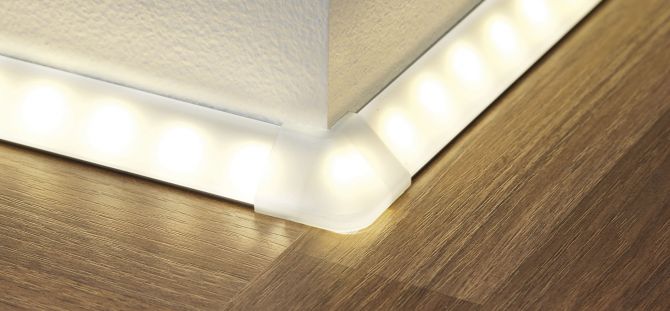 LED-jalkalista: muuta tavallinen huone värikkääseen maailmaan (24 kuvaa)