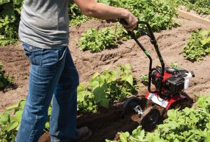 Sådan bruges en kultivator i haven: kombiner flere redskaber