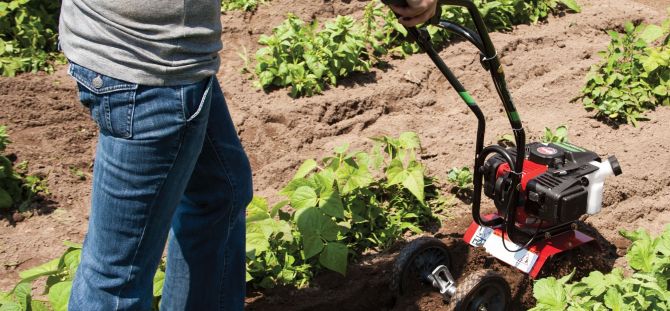Πώς να χρησιμοποιήσετε έναν καλλιεργητή στον κήπο: συνδυάστε διάφορα εργαλεία