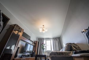 Satinstrækloft: fordele og ulemper ved stof (21 fotos)