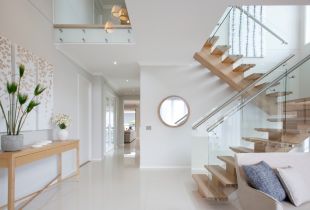 Γυάλινες σκάλες στο εσωτερικό (50 φωτογραφίες): όμορφα σχέδια για το σπίτι