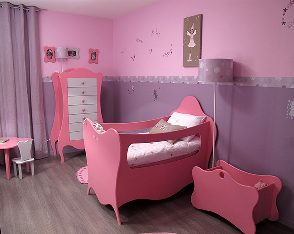Kinderkamer voor het meisje met een roze wieg