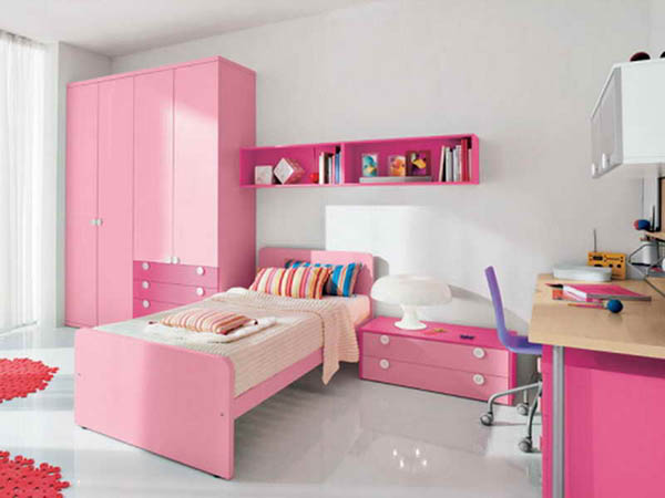Kindergarten für ein Mädchen mit rosa Möbeln
