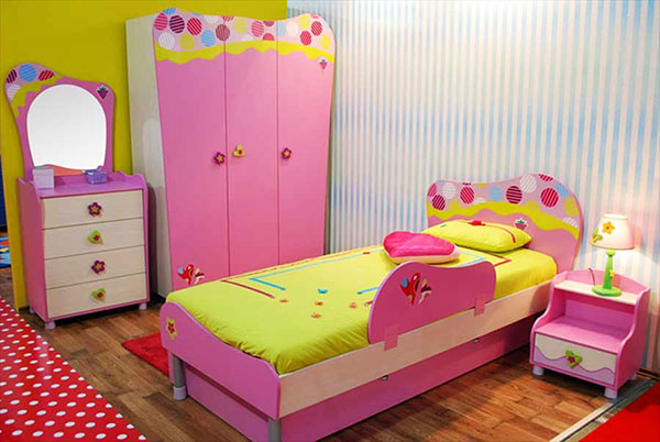 Νηπιαγωγείο για ένα κορίτσι με ροζ ντουλάπα