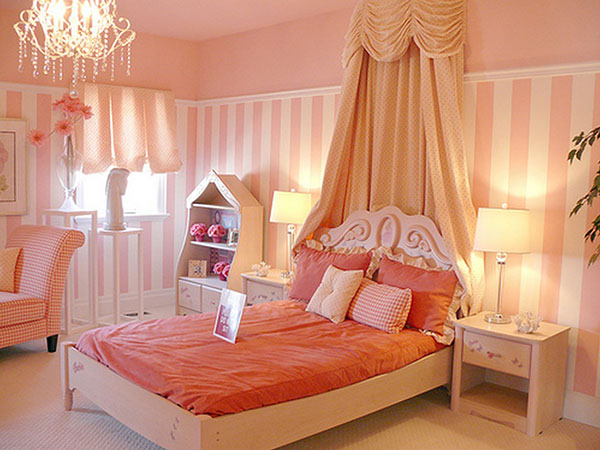 Nursery untuk seorang gadis dengan katil yang besar