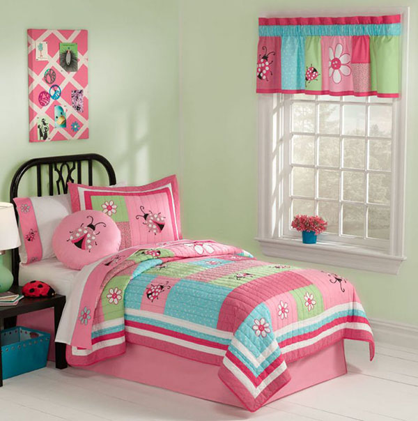 غرفة للأطفال لفتاة مع سرير وردي