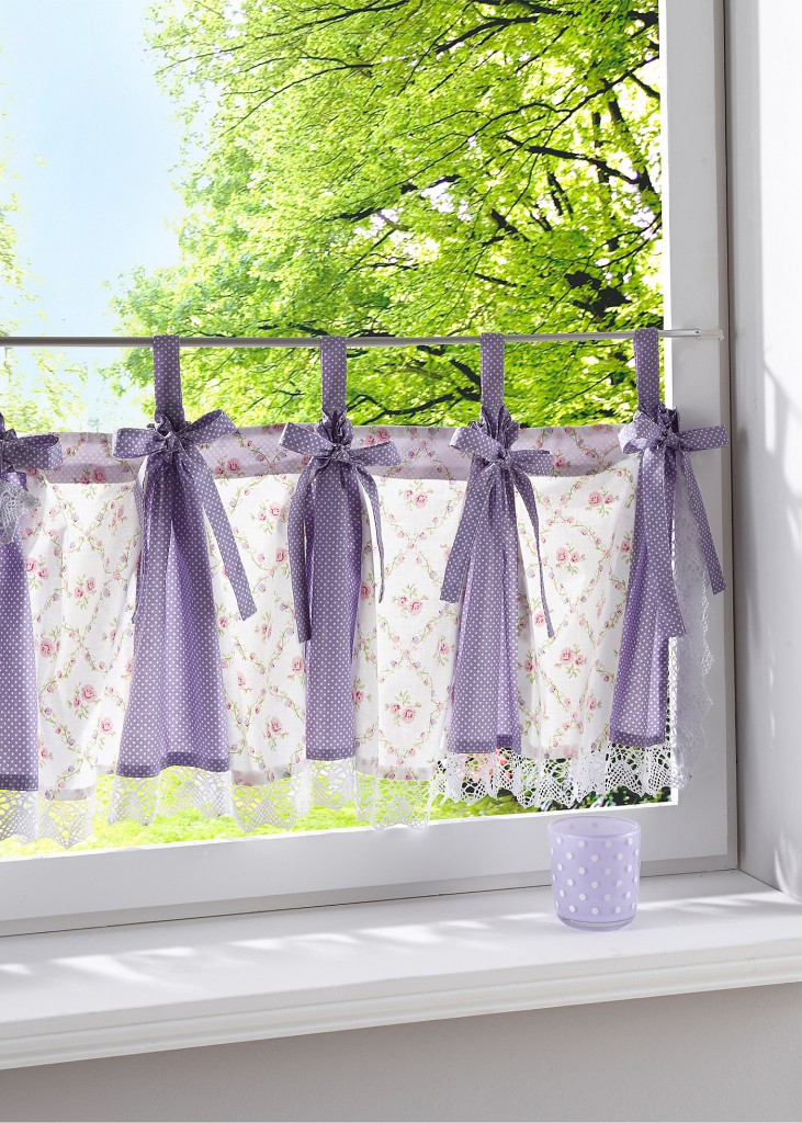 Vackra lila korta gardiner för köket