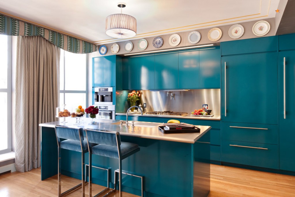 Kuhinja smaragdne boje s prekrasnim zavjesama