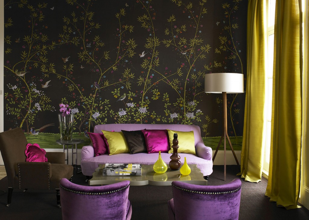 Papel tapiz oscuro con un patrón brillante en el interior de la sala de estar