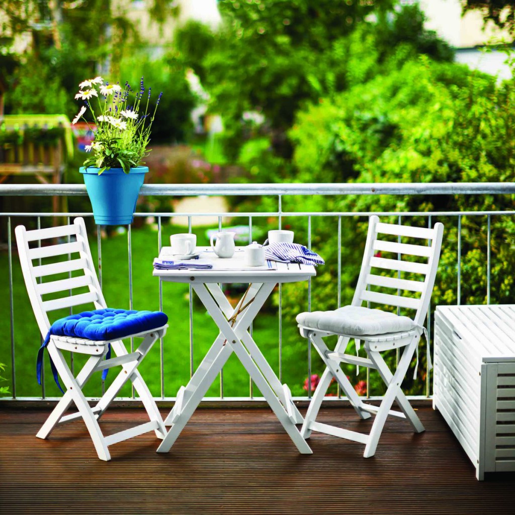 Het is gemakkelijk om het balkon in uw huis te versieren met een tafel en stoelen, waardoor een nieuwe plaats van communicatie ontstaat