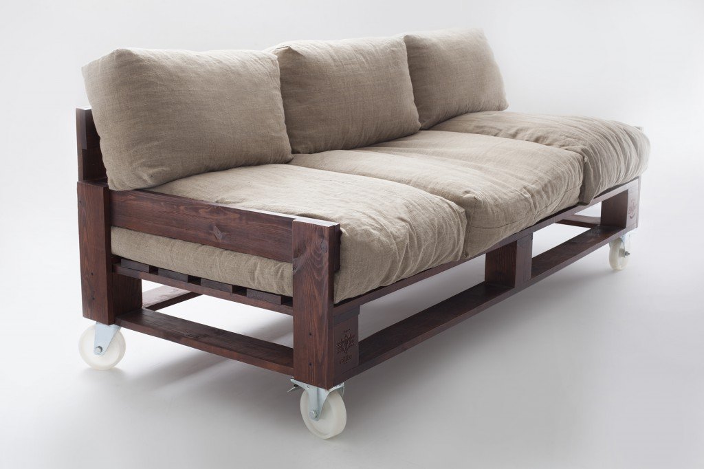 Raklapból készült kanapé