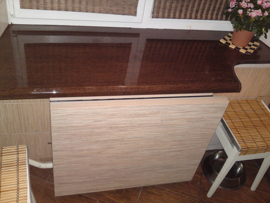 Bordplade kombineret med vindueskarmen i køkkenet