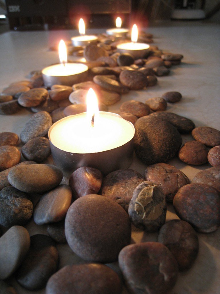 Decorar el interior para una velada romántica con piedras y velas.