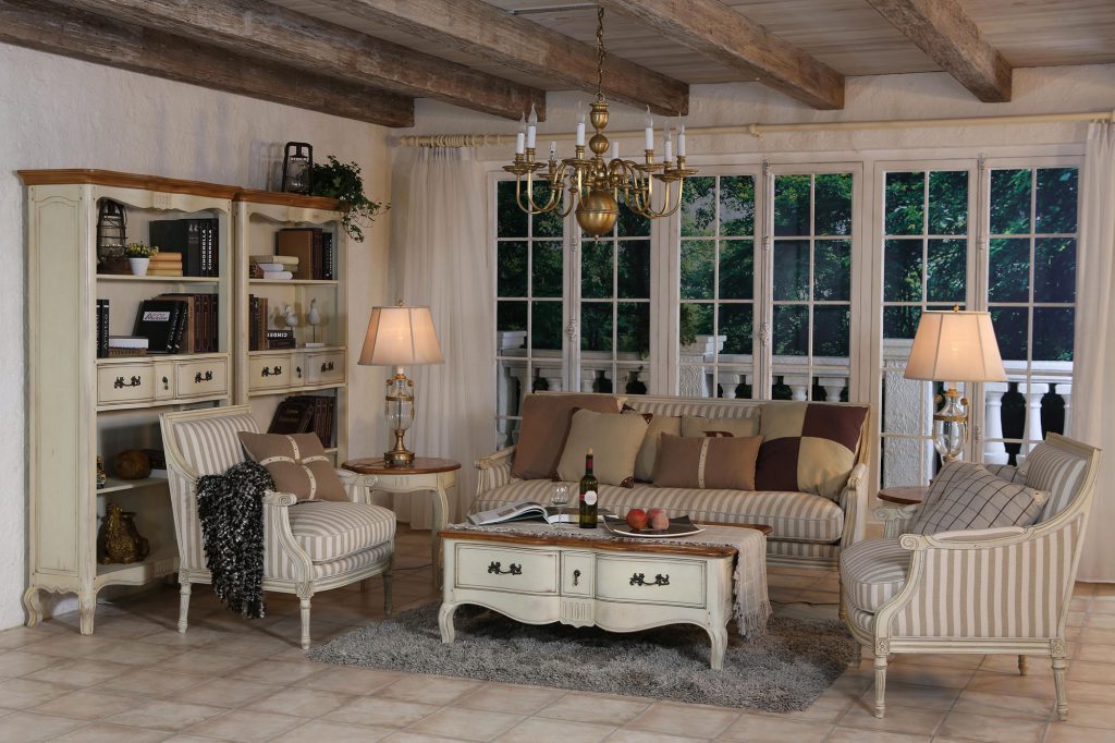 Brūni-smilškrāsas plaša dzīvojamā istaba provences stilā