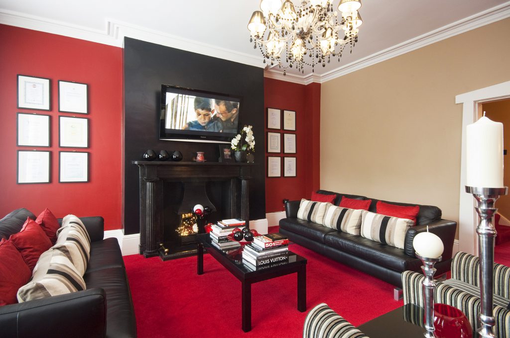 Beige, zwarte en rode kleuren in het interieur van de woonkamer.