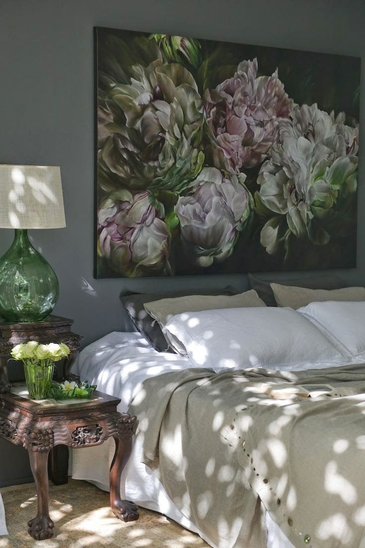 Ζωγραφική με λουλούδια πάνω από το κρεβάτι στην κρεβατοκάμαρα