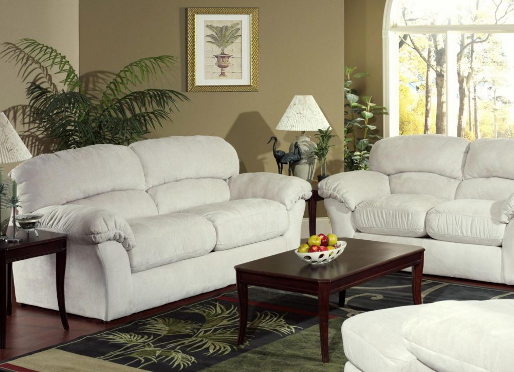Valkoiset mini-sohvat olohuoneeseen