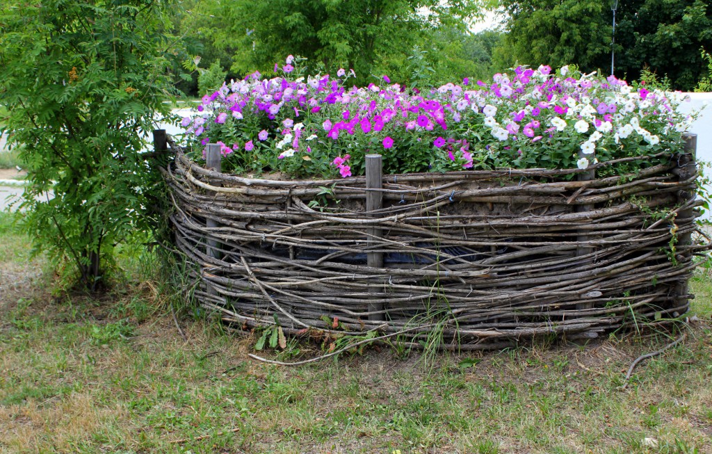 Vysoký dekoratívny plot na kvetinové záhony