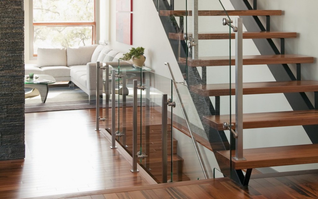 גרם מדרגות מתכת עם מעקה זכוכית.