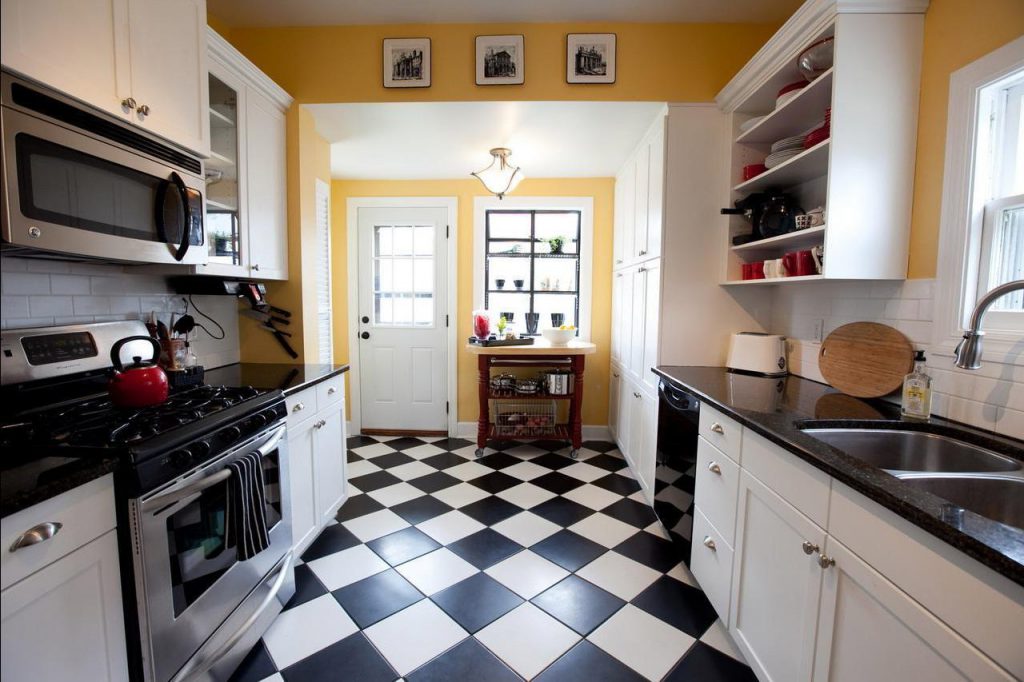 The combination of black and white floor tiles in the kitchen