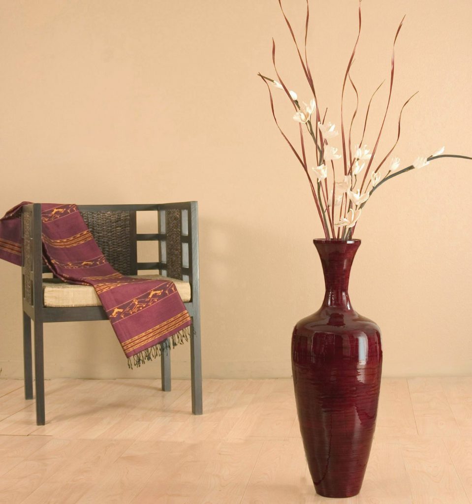 Rødbrun vase med høyt gulv med dekor