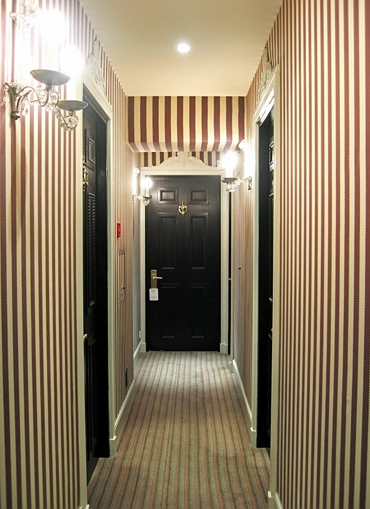 Hnedožlté pruhované tapety pre vstupnú halu