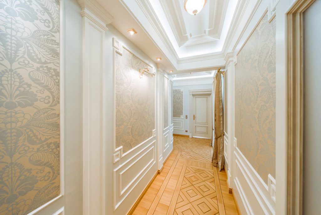 Wallpaper dan panel dinding di lorong klasik