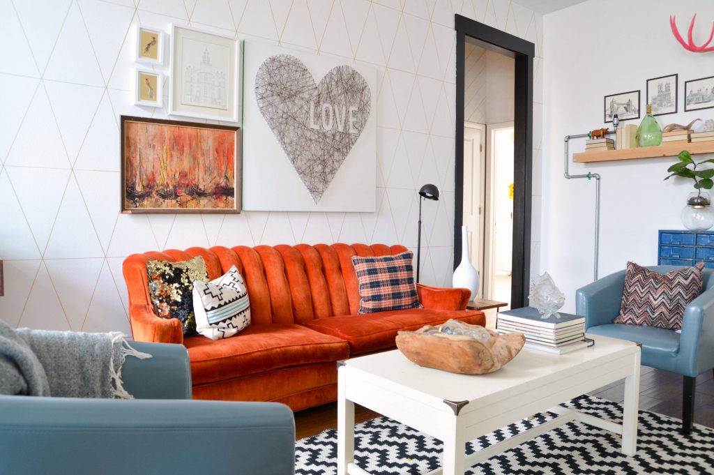 Oransje og blå møbler i en lys stue