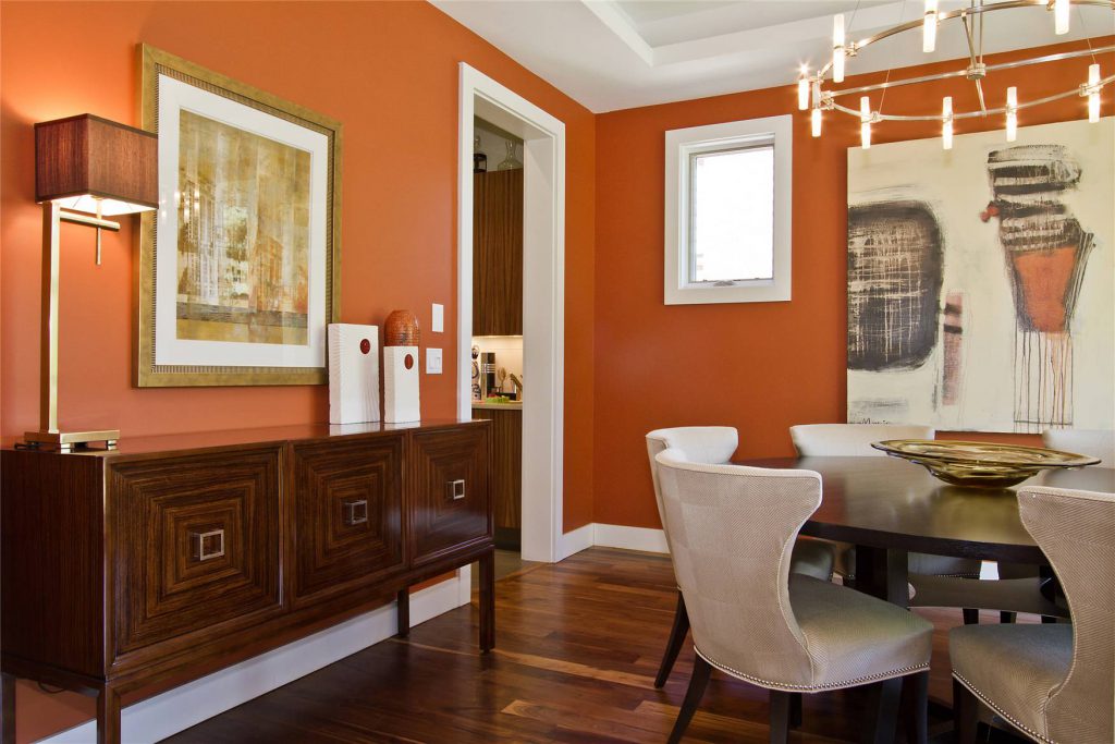 La combinazione di arancione, marrone e bianco nel soggiorno
