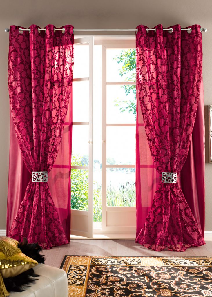 Rèm cửa màu đỏ tươi trên grommets và vải tuyn trong phòng khách