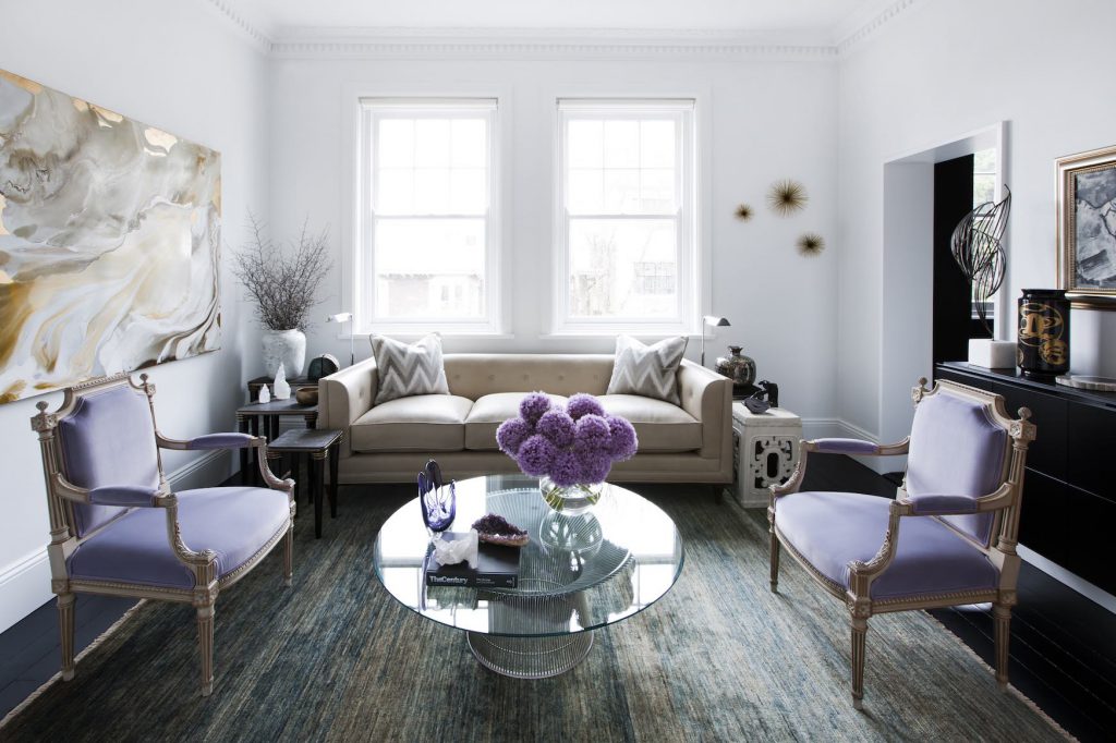 The combination of lilac, white and beige flowers in the living room