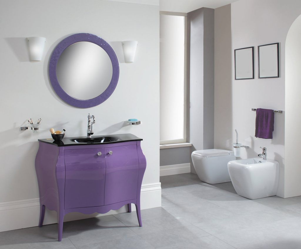 Lilac ogledalo i kupaonski namještaj