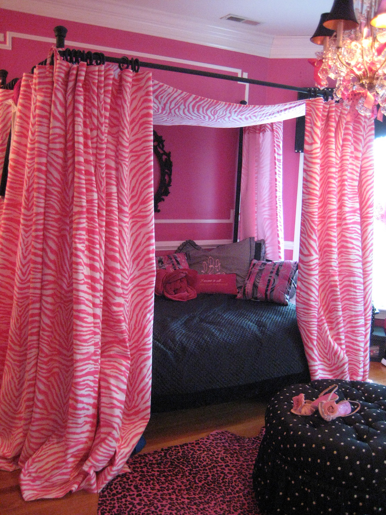Ροζ και μαύρη κρεβατοκάμαρα