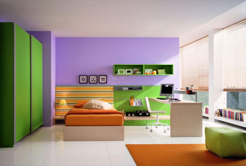 The combination of green and orange in the bedroom