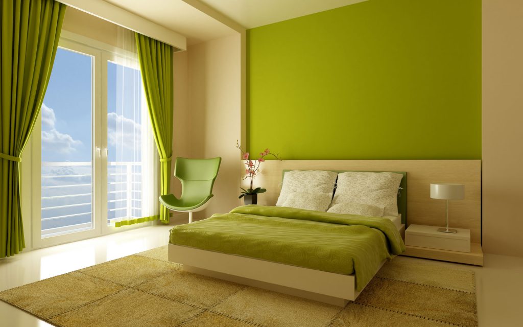 Zaļās un krēmkrāsas guļamistabas interjerā